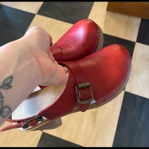 Calou red clogs